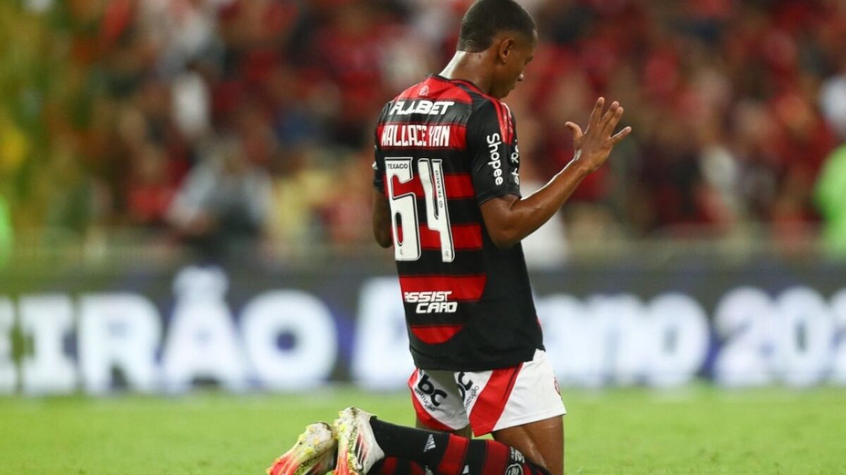 Wallace Yan agradecendo a Deus em jogo do Flamengo