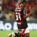 Wallace Yan agradecendo a Deus em jogo do Flamengo