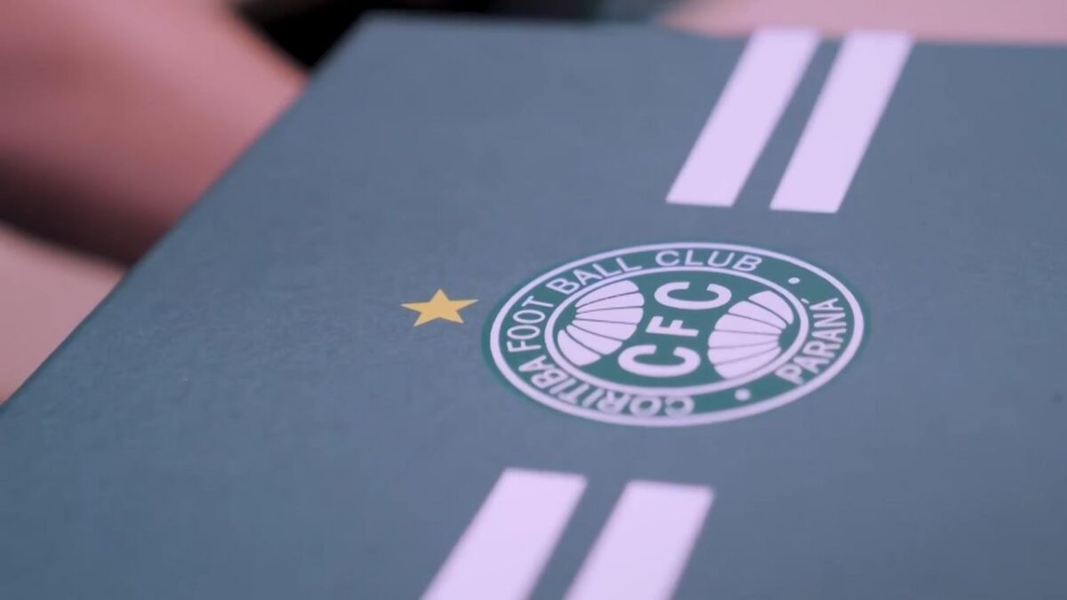 Escudo do Coritiba em uma caixa verde com duas faixas brancas no centro - clube paranaense anunciou ex-Fluminense neste sábado (10/01/2026)