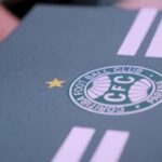Escudo do Coritiba em uma caixa verde com duas faixas brancas no centro - clube paranaense anunciou ex-Fluminense neste sábado (10/01/2026)
