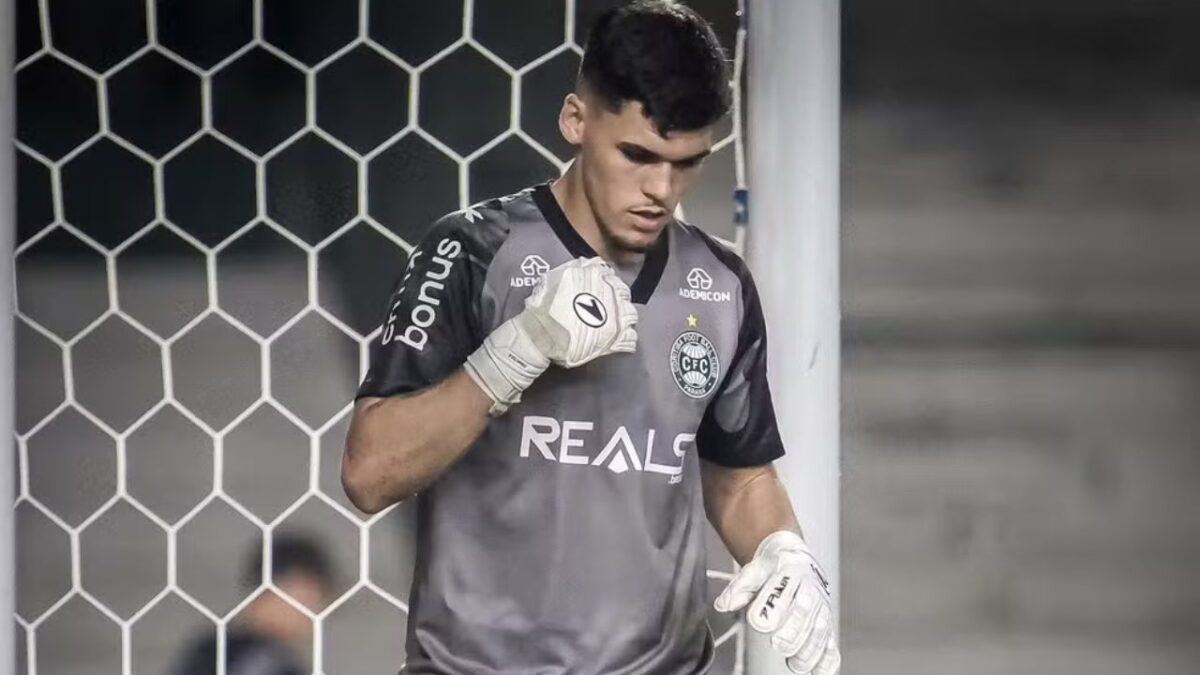 Goleiro Pedro Morisco em jogo do Coritiba