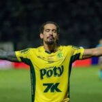 Chico da Costa agradecendo de braços abertos em jogo do Mirassol