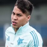 Atacante Kaio Jorge em treino do Cruzeiro com o abrigo azul claro do clube