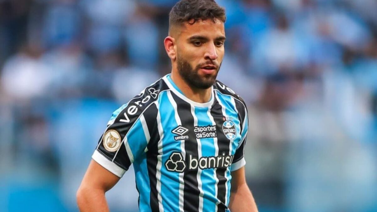Pepê em campo pelo Grêmio