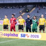 Foto oficial dos capitães de Palmeiras (direita) e Ibrachina (esquerda) antes do jogo pelas quartas de final da Copinha 2026 - Arena Barueri, 19/01/2026