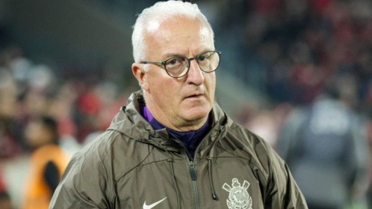 Técnico Dorival Júnior na beira do campo em jogo do Corinthians