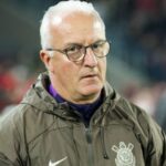 Técnico Dorival Júnior na beira do campo em jogo do Corinthians