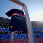 Camisa preta do São Paulo pendurada na goleira do Morumbis