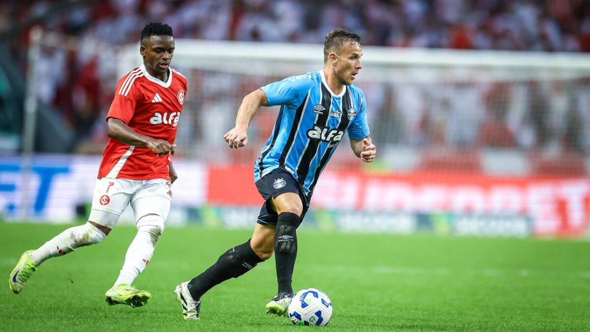 Arthur com a bola e Carbonero do Inter na marcação no GreNal 448 do Brasileirão 2025 - segundo turno, Beira-Rio, 21/09/2025