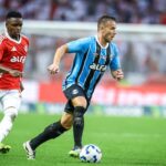 Arthur com a bola e Carbonero do Inter na marcação no GreNal 448 do Brasileirão 2025 - segundo turno, Beira-Rio, 21/09/2025