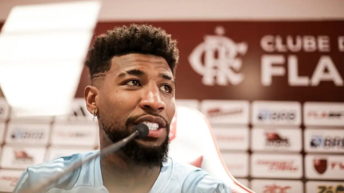 Emerson Royal em coletiva de imprensa no Flamengo - com camisa azul de treino