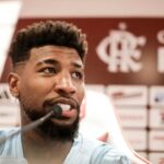 Emerson Royal em coletiva de imprensa no Flamengo - com camisa azul de treino
