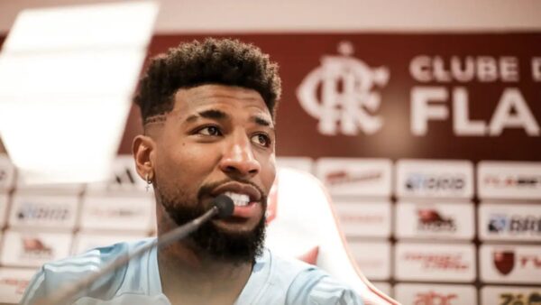 Emerson Royal em coletiva de imprensa no Flamengo - com camisa azul de treino