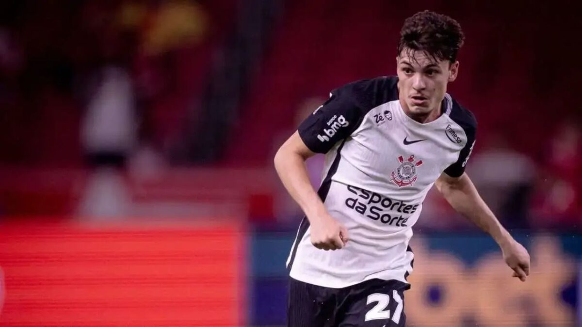 Meio-campista Breno Bidon em campo pelo Corinthians