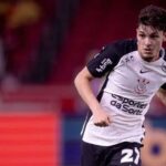 Meio-campista Breno Bidon em campo pelo Corinthians