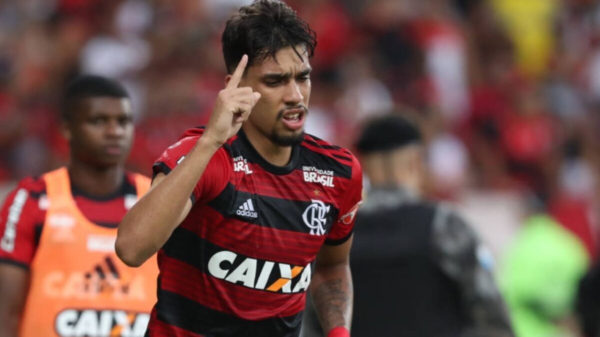 Lucas Paquetá agradecendo a Deus em jogo do Flamengo