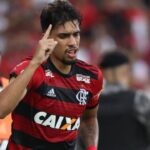 Lucas Paquetá agradecendo a Deus em jogo do Flamengo