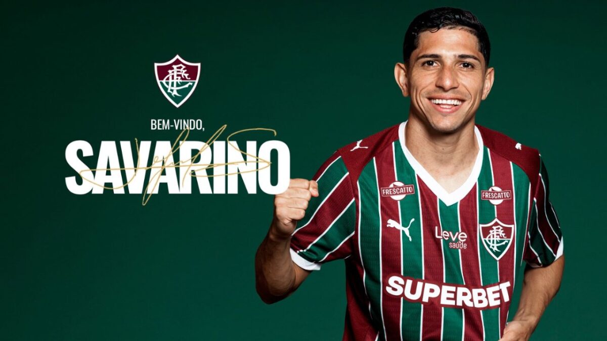 Pôster de divulgação do Fluminense para a contratação de Savarino - o jogador na direita e os seguintes dizeres na esquerda "Bem vindo, Savarino" - tudo em um fundo verde