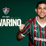 Pôster de divulgação do Fluminense para a contratação de Savarino - o jogador na direita e os seguintes dizeres na esquerda "Bem vindo, Savarino" - tudo em um fundo verde