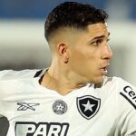 Savarino em campo pelo Botafogo, com a camisa branca do clube