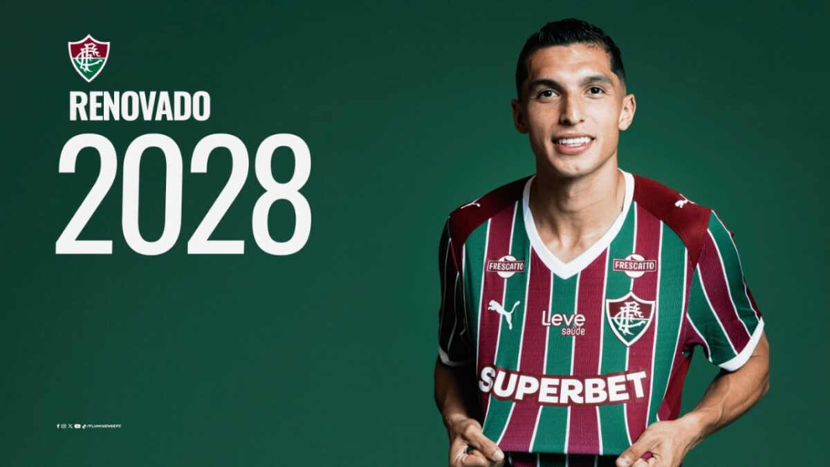 Pôster de divulgação do Fluminense para a renovação de contrato de Kevin Serna com o clube carioca- o jogador na direita com a camisa da equipe e os seguintes dizeres na esquerda "renovado 2028", em letras grandes
