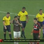 Jogadores e arbitragem saindo de campo em Fluminense x Flamengo por conta da chuva forte