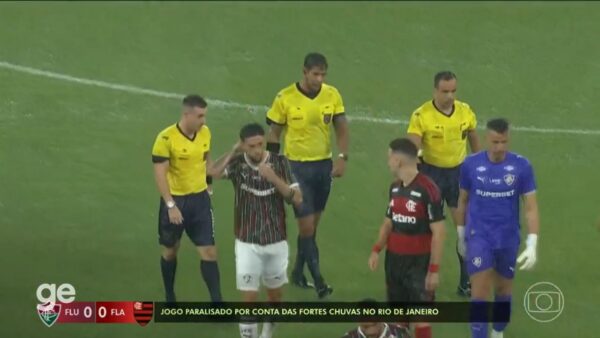 Jogadores e arbitragem saindo de campo em Fluminense x Flamengo por conta da chuva forte