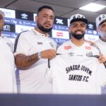 Gabigol ao lado de torcedores da organizada "sangue jovem" na coletiva de apresentação - Gabriel é o terceiro da esquerda para direita