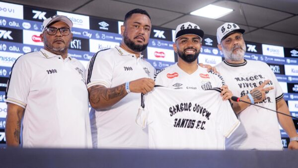 Gabigol ao lado de torcedores da organizada "sangue jovem" na coletiva de apresenta&ccedil;&atilde;o - Gabriel &eacute; o terceiro da esquerda para direita