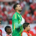 Goleiro Ivan, do Internacional, no centro da imagem, de uniforme verde. Carbonero na esquerda e crianças ao lado antes do Hino Nacional em partida de futebol