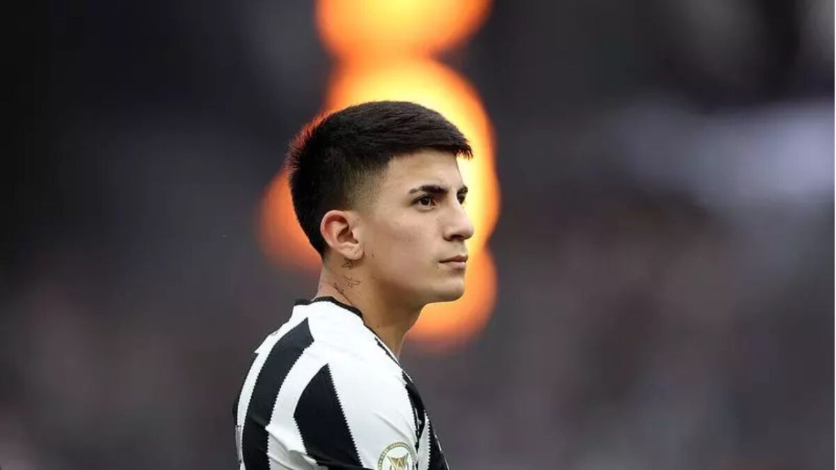 Thiago Almada com a camisa do Botafogo