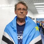 Odorico Roman, presidente do Grêmio, enrolando na bandeira do clube - Tricolor encaminhou a contratação do atacante colombiano José Enamorado, do Junior Barranquilla, da Colômbia