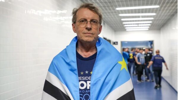 Odorico Roman, presidente do Gr&ecirc;mio, enrolando na bandeira do clube - Tricolor encaminhou a contrata&ccedil;&atilde;o do atacante colombiano Jos&eacute; Enamorado, do Junior Barranquilla, da Col&ocirc;mbia