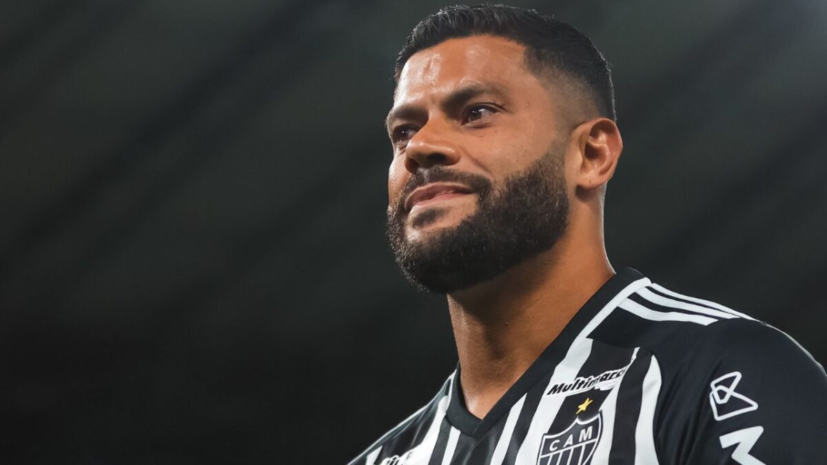 Hulk, com a camisa do Atlético-MG, na calçada da fama do Mineirão 24.11.2023