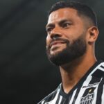 Hulk, com a camisa do Atlético-MG, na calçada da fama do Mineirão 24.11.2023