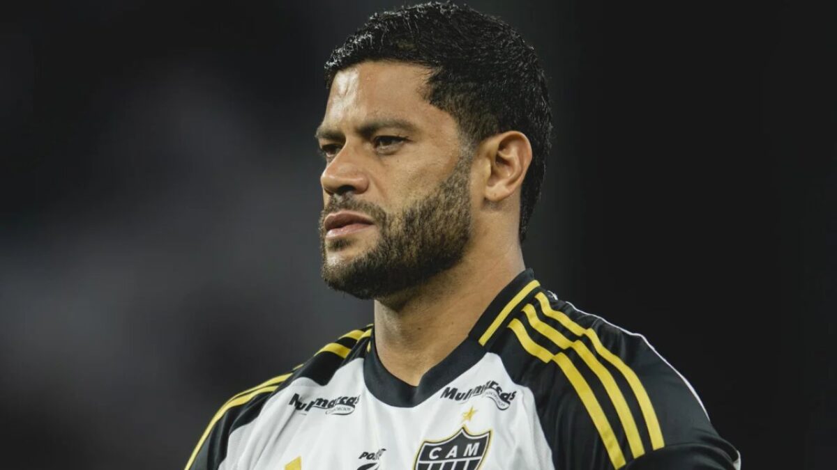 Atacante Hulk, do Atlético-MG, durante o Hino Nacional Brasileiro antes de jogo da equipe
