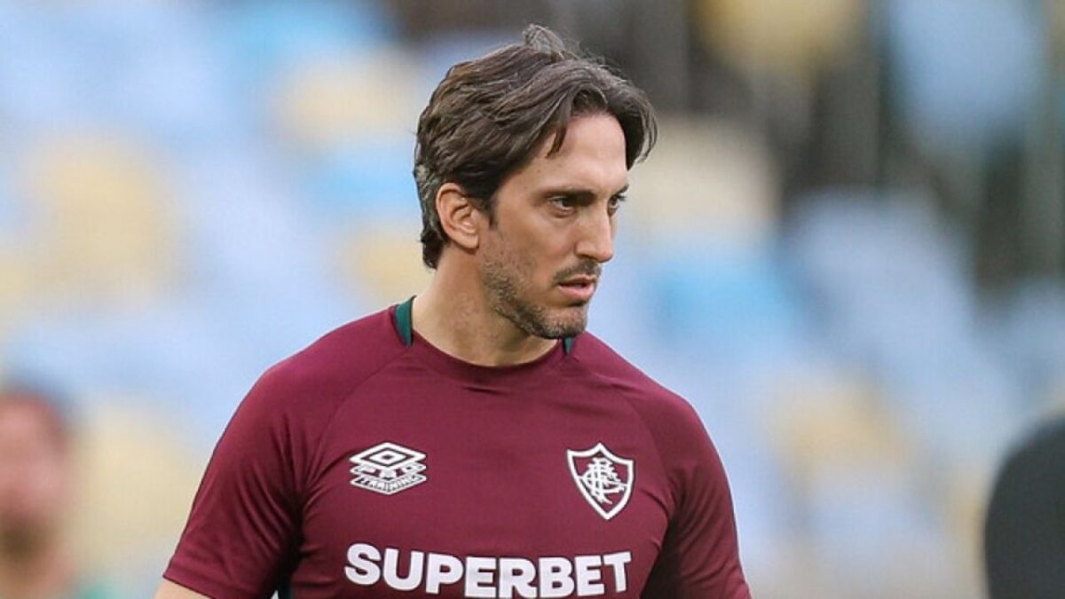 Luis Zubeldía, técnico do Fluminense, na beira do campo em jogo do Fluminense no Maracanã