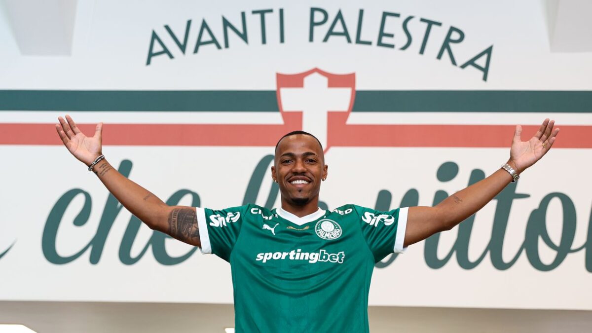 Volante Marlon Freitas no Palmeiras de braços abertos, com os seguintes dizeres na parede ao fundo "avanti palestra"