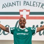 Volante Marlon Freitas no Palmeiras de braços abertos, com os seguintes dizeres na parede ao fundo "avanti palestra"