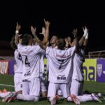 Jogadores do Santos agradecendo a Deus no primeiro jogo da Copinha 2026, diante do Real Brasília