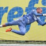 Goleiro Marcelo Lomba fazendo defesa com salto em treino do Palmeiras