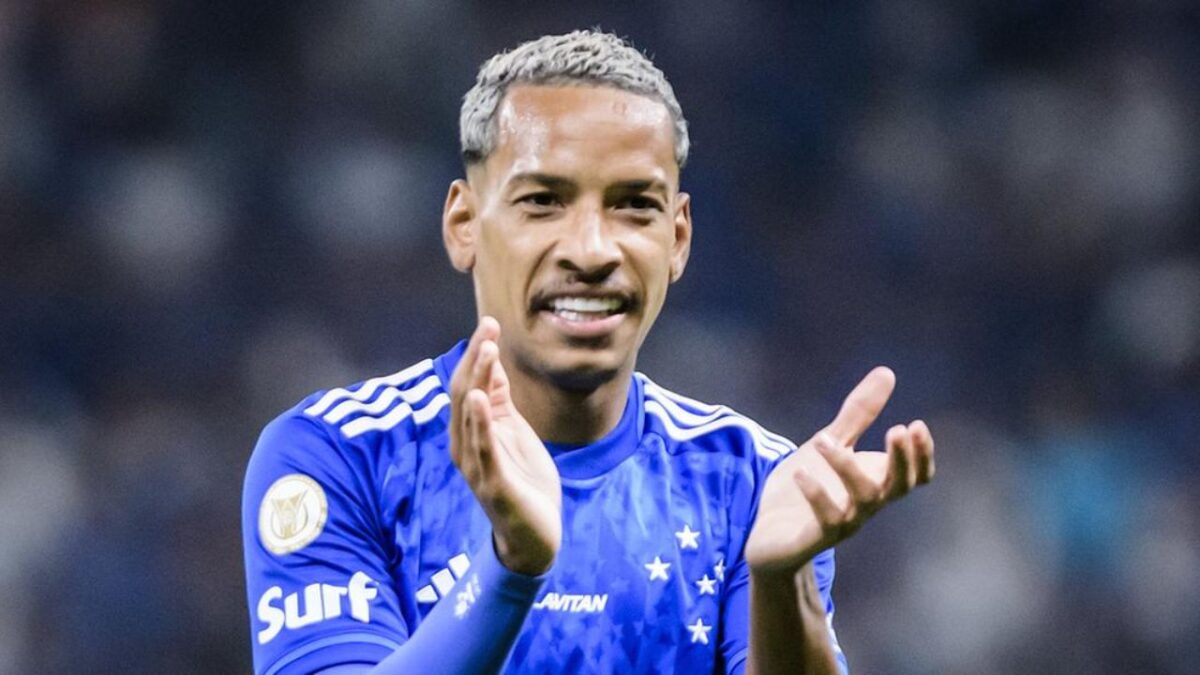 Meia Matheus Pereira batendo palma em jogo do Cruzeiro