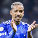 Meia Matheus Pereira batendo palma em jogo do Cruzeiro