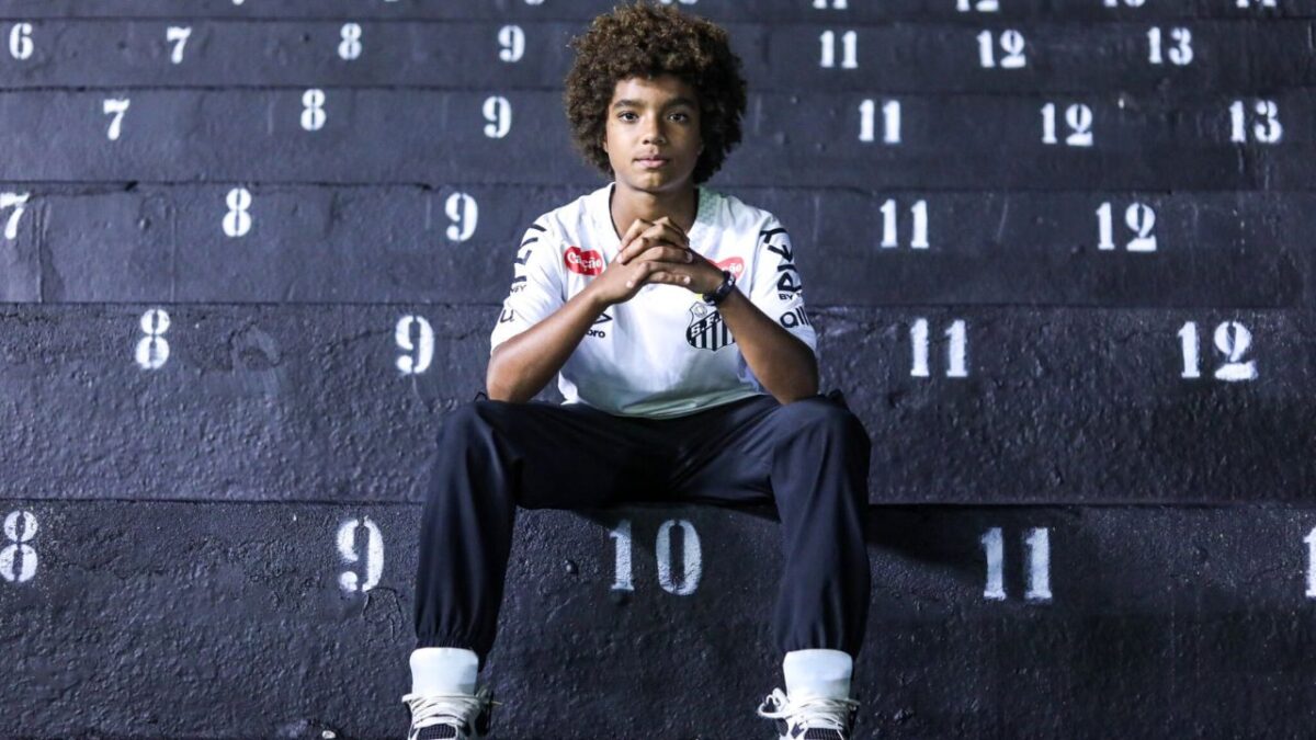Atacante Kauan Basile com a camisa do Santos