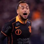 De camisa preta e laranja, Maycon em campo pelo Corinthians