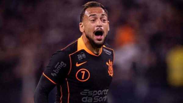 De camisa preta e laranja, Maycon em campo pelo Corinthians