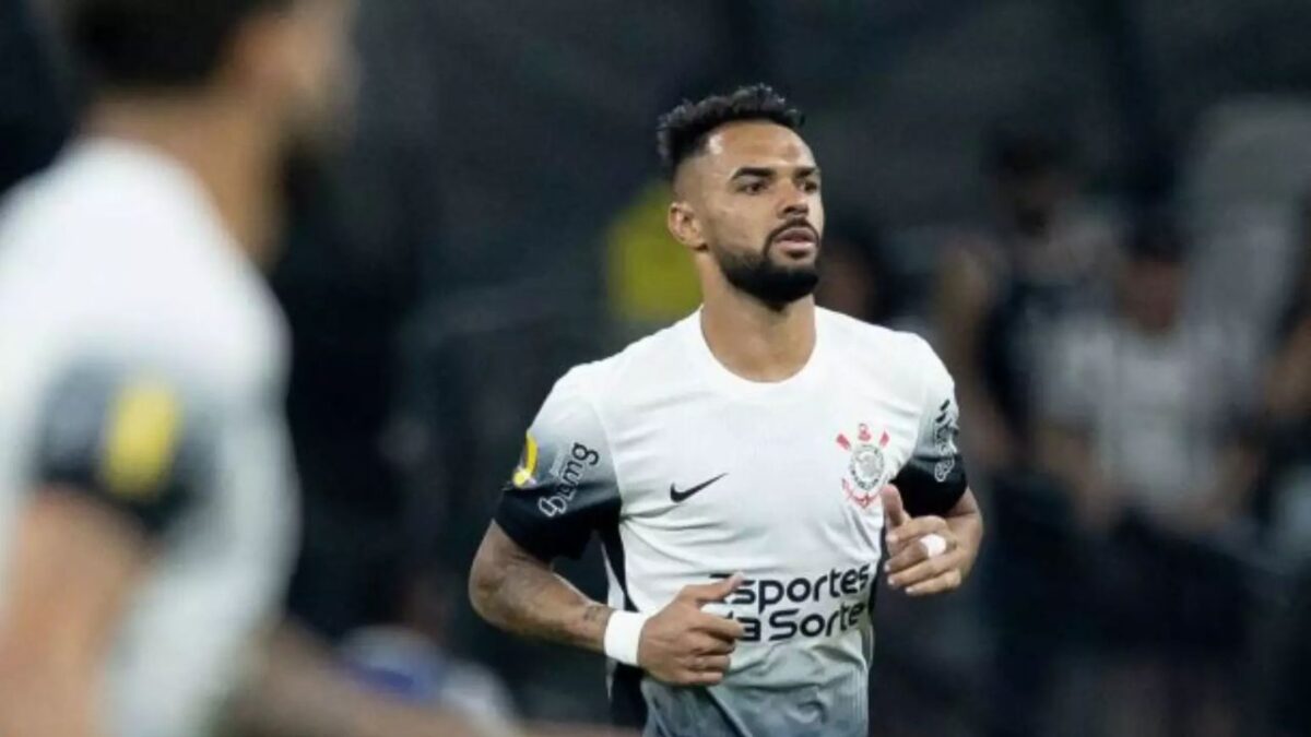 Volante Raniele em campo pelo Corinthians