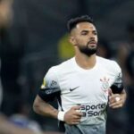 Volante Raniele em campo pelo Corinthians