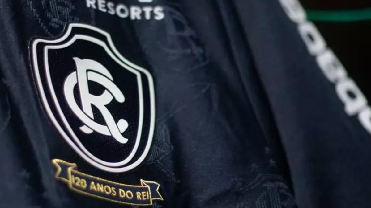 Escudo do Remo na camisa do clube, com os seguintes dizerem abaixo: "20 anos do rei" - o Remo quer a contratação de ex-atacante do Cruzeiro