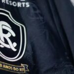 Escudo do Remo na camisa do clube, com os seguintes dizerem abaixo: "20 anos do rei" - o Remo quer a contratação de ex-atacante do Cruzeiro